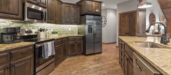 Lakefront, FirePit, Boat Slip & Golf Cart Included