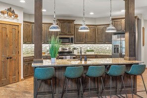 Fridge, microwave, oven, stovetop - Lakefront, FirePit, Boat Slip & Golf Cart Included (Branson)