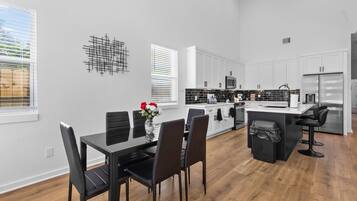 雪櫃、微波爐、焗爐、爐具