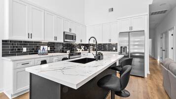 雪櫃、微波爐、焗爐、爐具