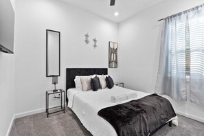 3 室のベッドルーム、デスク、アイロン / アイロン台、WiFi (無料)