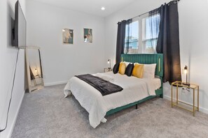 3 bedrooms, desk, iron/ironing board, free WiFi