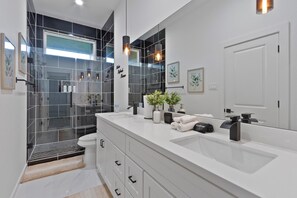Dusche, Haartrockner, Handtücher, Seife