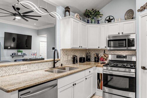 Howdy! Less than 4 miles from Kyle Field, Shirewood Manor is a perfect getaway.