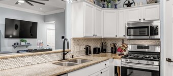 Howdy! Less than 4 miles from Kyle Field, Shirewood Manor is a perfect getaway.