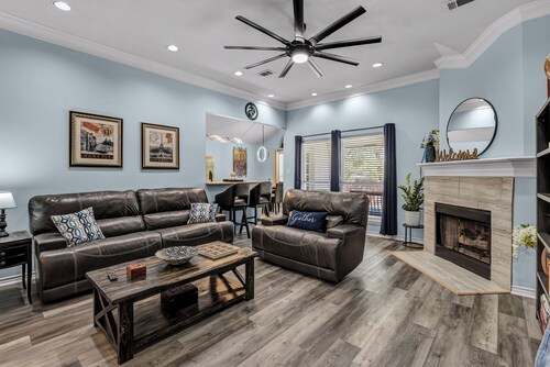 Howdy! Less than 4 miles from Kyle Field, Shirewood Manor is a perfect getaway.