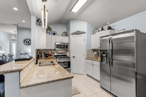 Microondas, horno, parrilla de estufa y lavavajillas