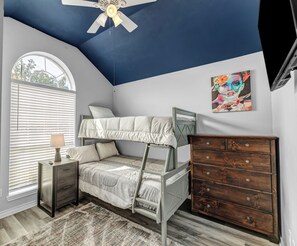 3 habitaciones, tabla de planchar con plancha, wifi y ropa de cama