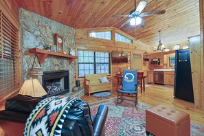 TV connectée, cheminée, livres