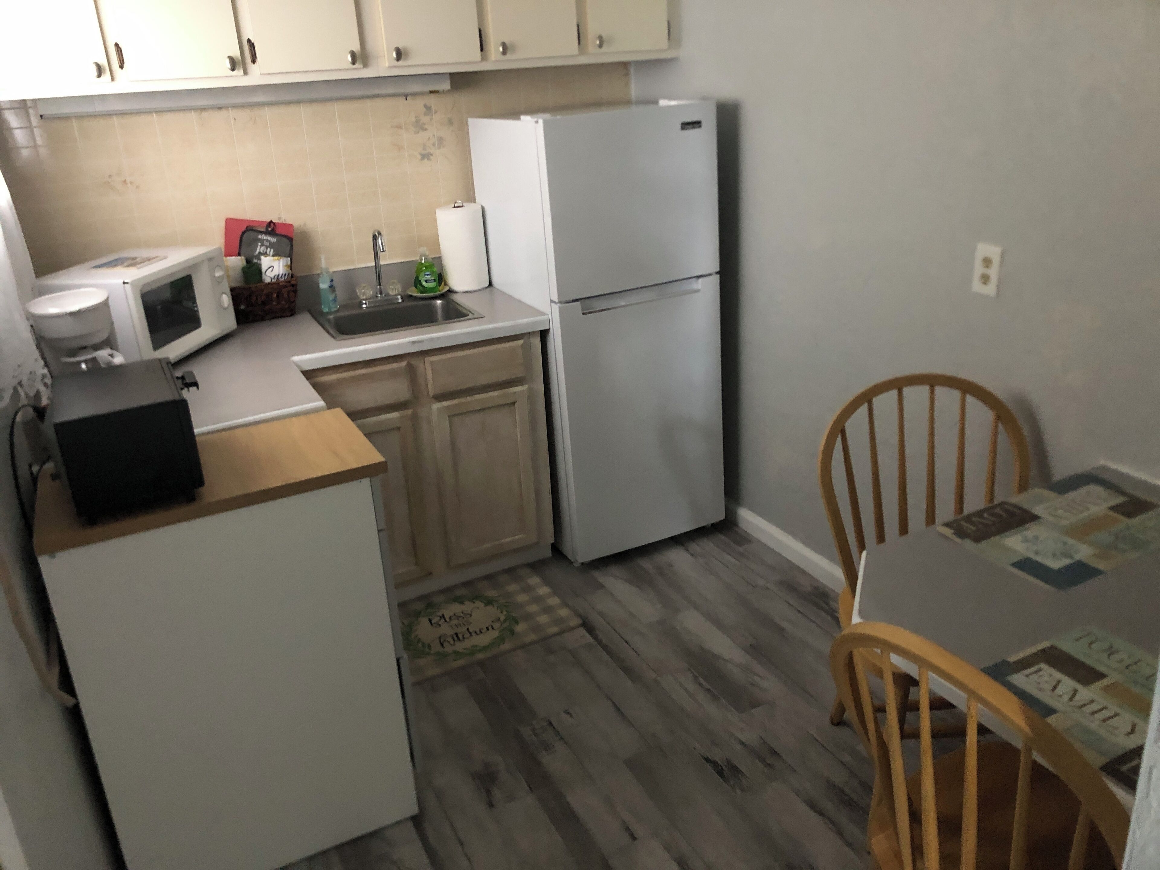 Réfrigérateur, micro-ondes, cafetière/bouilloire, grille-pain