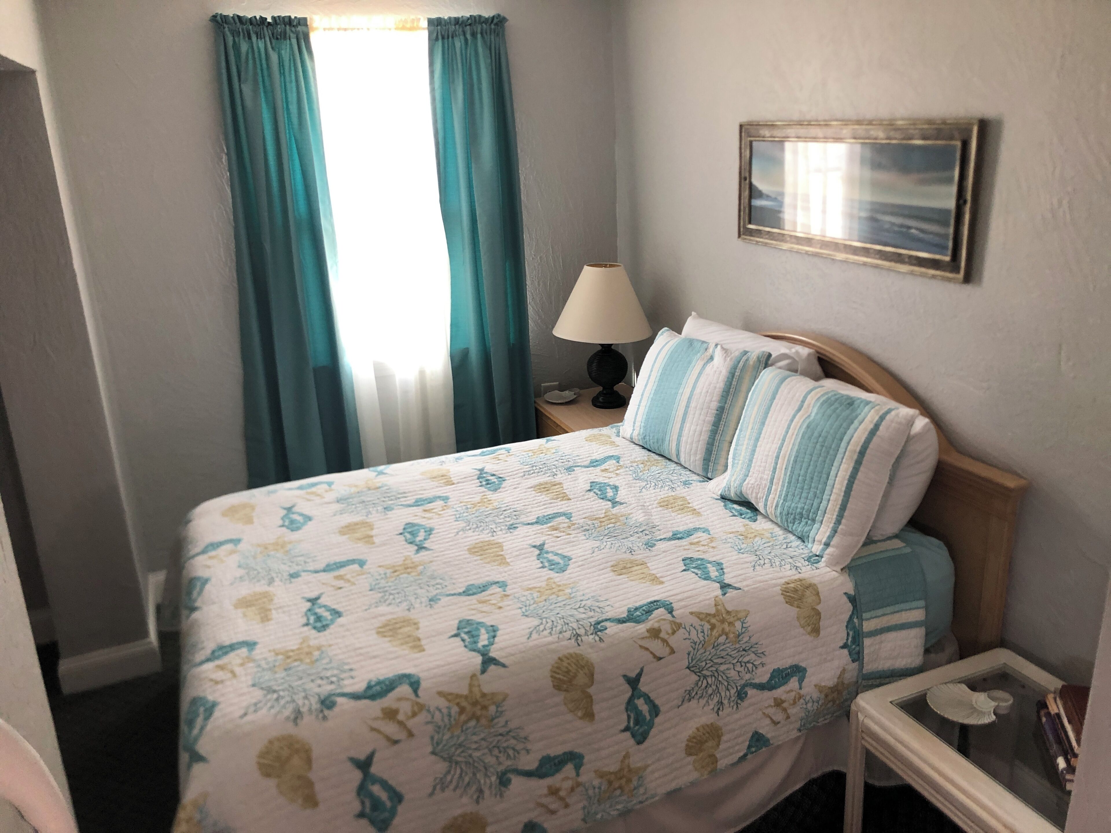 1 habitación, tabla de planchar con plancha y cuna de viaje 