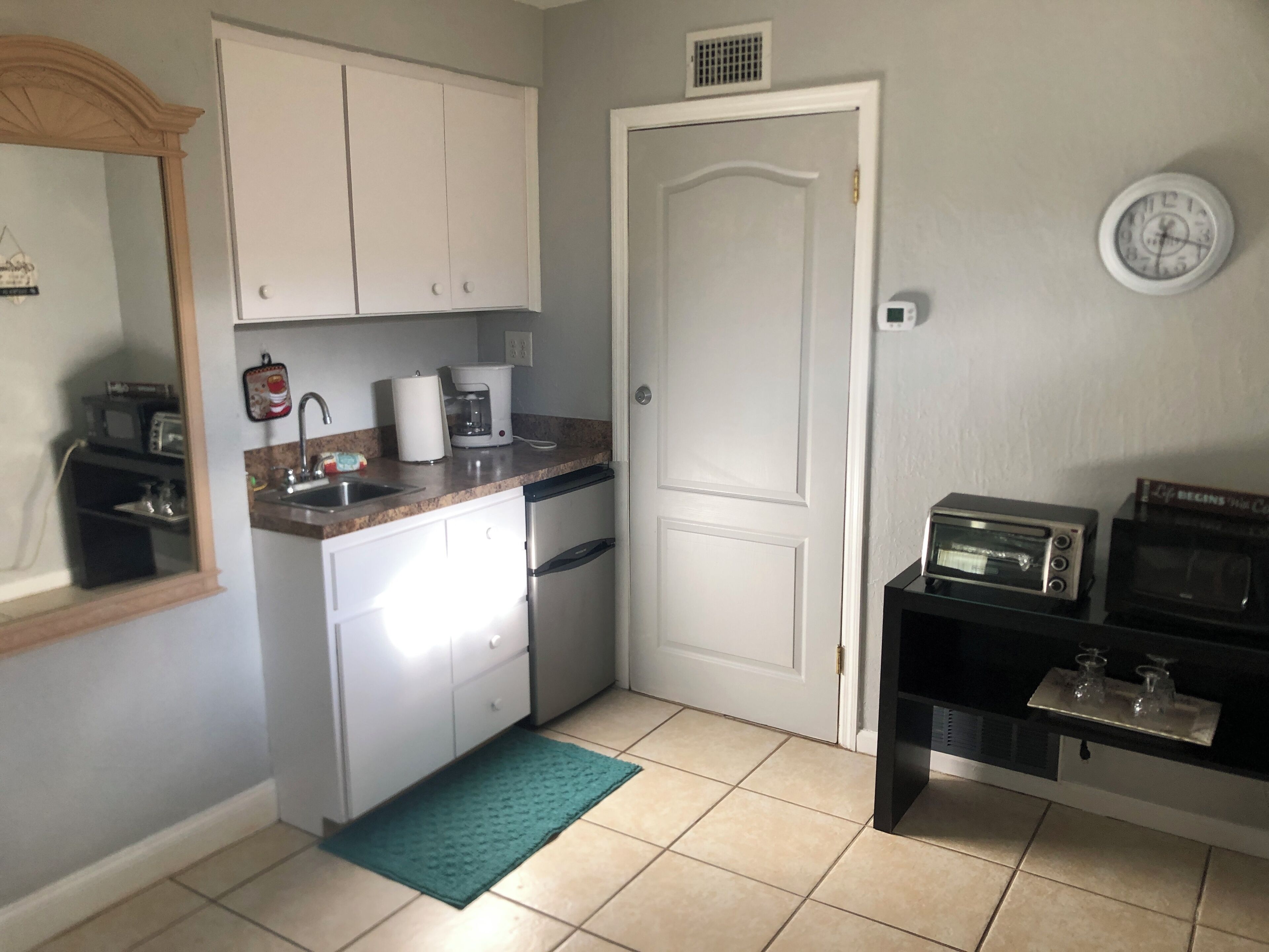 Réfrigérateur, micro-ondes, cafetière/bouilloire, grille-pain