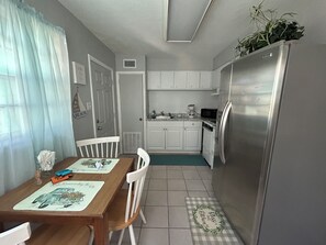 Dining - 1 bedroom 1 bath full kitchen 2 twin beds (Cocoa Beach)