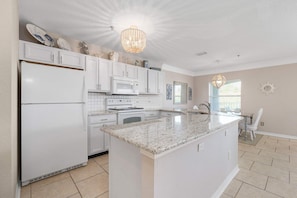 Appart'hôtel, plusieurs lits, bain à remous, vue plage (Ocean Gate I203) | Cuisine privée | Cafetière/bouilloire