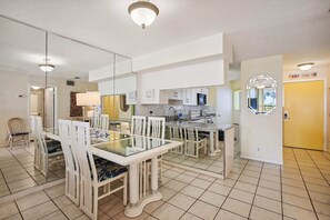 Condo, várias camas, banheira de imersão, vista para o oceano (Hibiscus D203) | Opções para refeição