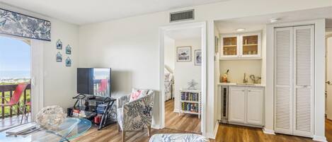 Appartement, meerdere bedden, keuken, uitzicht op oceaan (Ocean & Racquet 8315) | Woonruimte