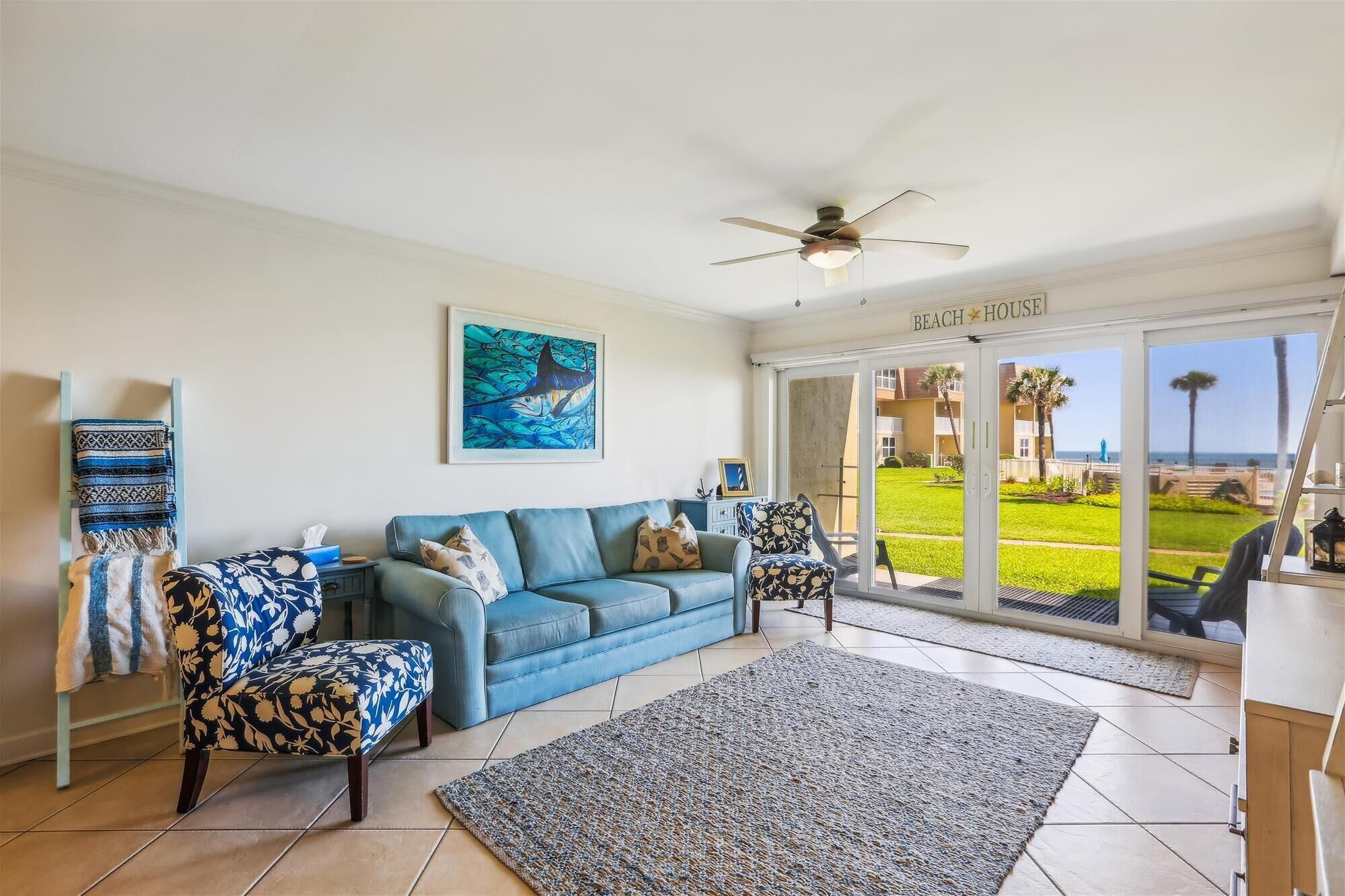 Condo, varias camas, patio, vista al océano (Coquina B104) | Área de sala de estar