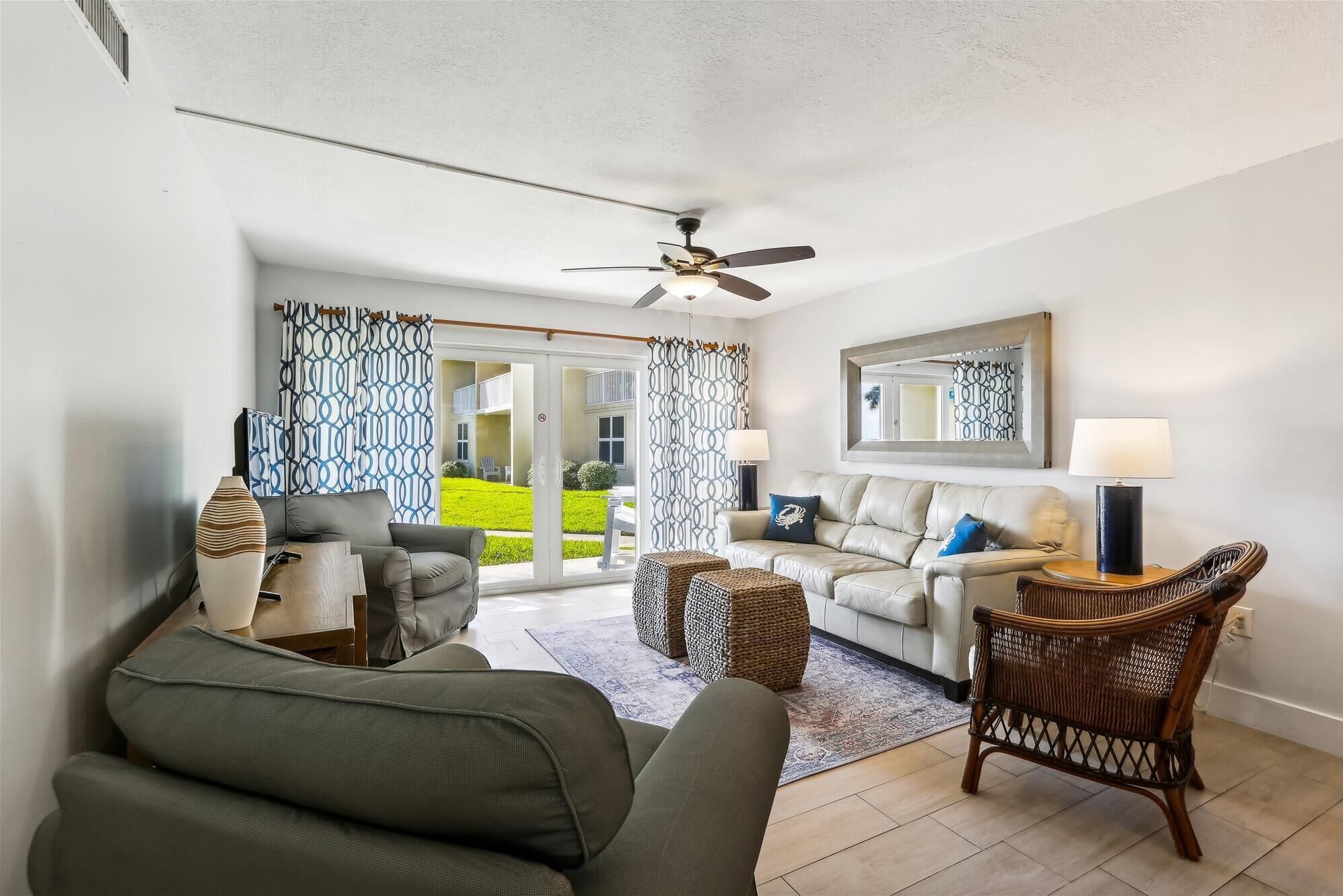 Condo, nhiều giường, sân hiên, quang cảnh biển (Coquina A101) | Khu phòng khách