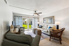 Huoneisto, useita sänkyjä, patio, valtamerinäköala (Coquina A101) | Oleskelualue