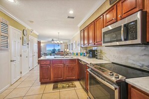 Condo, várias camas, sacada, vista para o oceano (Sea Haven 216) | Cozinha privada | Geladeira, micro-ondas, fogão, cooktop