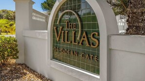 Segnaletica per "The Villas of Ocean Gate", con un'arco semicircolare e una finestra a griglia.