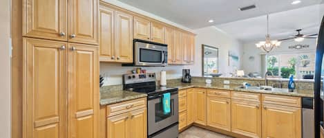 Apartamento, varias camas, bañera de hidromasaje, vistas al mar (Villas II 102) | Cocina privada