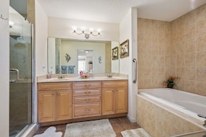 Apartment, Mehrere Betten, Whirlpool, Meerblick (Villas II 102) | Badezimmer | Handtücher