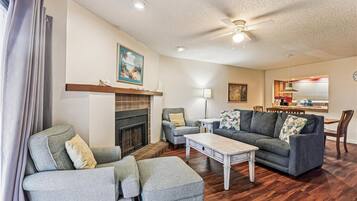 Appartement, Meerdere bedden, bubbelbad, uitzicht op zwembad (Hibiscus F102) | Woonruimte | Een open haard