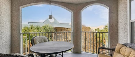 Apartamento, 1 cama de matrimonio, bañera de hidromasaje, vistas al mar (Ocean Gate I306) | Servicio de la habitación