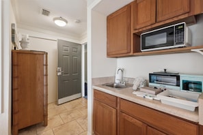 Condo, 1 Queen Bed, Hot Tub, Ocean View (Ocean Gate I306) | Private kitchen | Fridge, microwave, oven, stovetop