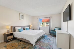 Apartamento, varias camas, balcón, vistas a la piscina (Pelican Inlet C222) | 2 dormitorios, decoración individual, mobiliario individual