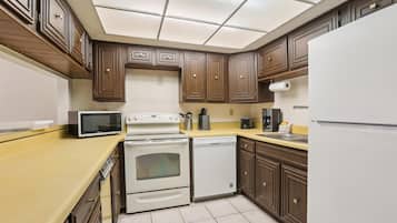 Apartament, diversos llits, balcó, vistes a la piscina (Pelican Inlet C222) | Cuina privada | Cafetera i tetera