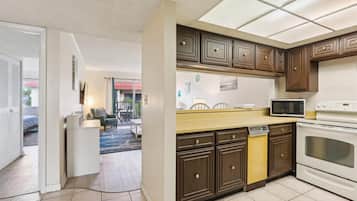 Apartment, Multiple Beds, Balcony, Pool View (Pelican Inlet C222) | Interior