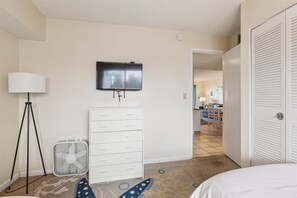 Apartemen, Beberapa Tempat Tidur, balkon, pemandangan kolam renang (Pelican Inlet C222) | 2 kamar tidur dan didekorasi berbeda-beda
