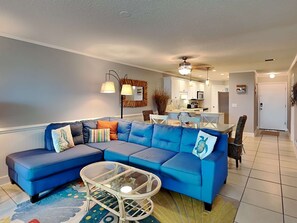 Condo, varias camas, hidromasaje, vista al océano (Hibiscus B203) | Área de sala de estar