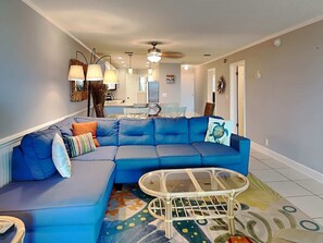 Condo, varias camas, hidromasaje, vista al océano (Hibiscus B203) | Área de sala de estar