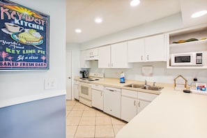 Condo, várias camas, banheira de imersão, vista para o oceano (Hibiscus A201) | Cozinha privada | Geladeira, micro-ondas, fogão, cooktop