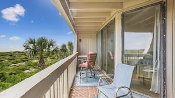 Condo, várias camas, banheira de imersão, vista para o oceano (Hibiscus A201) | Vista do quarto