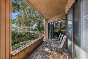 Condo, varias camas, hidromasaje, vista al océano (Hibiscus F103) | Terraza o patio