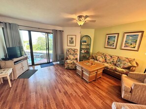 Apartamento, varias camas, bañera de hidromasaje, vistas al mar (Hibiscus C102) | Zona de estar | Una televisión