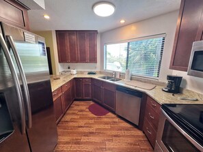 Appart'hôtel, plusieurs lits, bain à remous, vue océan (Hibiscus C102) | Cuisine privée | Réfrigérateur, micro-ondes, four, plaque de cuisson