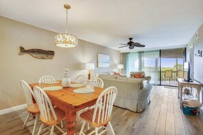 公寓式客房, 多张床, 热水浴缸, 海洋景观 (Hibiscus B101) | 起居区