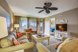 Apartamento, varias camas, bañera de hidromasaje, vistas al mar (Hibiscus B101) | Zona de estar | Una televisión