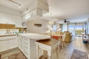 Appart'hôtel, plusieurs lits, bain à remous, vue océan (Hibiscus B101) | Intérieur