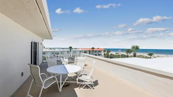 Huoneisto, useita sänkyjä, patio, valtamerinäköala (Spanish Trace 460) | Ulkoruokailutilat