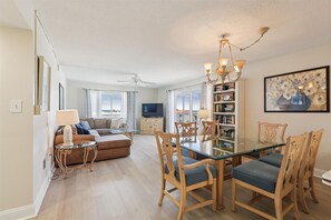 Condo, várias camas, varanda, vista para o oceano (Spanish Trace 460) | Área de estar | TV