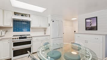 Huoneisto, useita sänkyjä, patio, valtamerinäköala (Spanish Trace 460) | Yksityinen keittiö