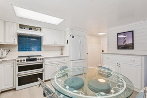 Condo, Multiple Beds, Patio, Ocean View (Spanish Trace 460) | Private kitchen | Fridge, microwave, oven, stovetop