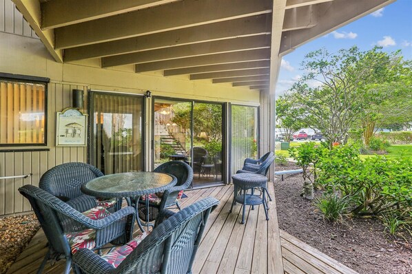 Outdoor dining - Hibiscus H104: Cozy Island Retreat With Comfort & Charm (St. Augustine)