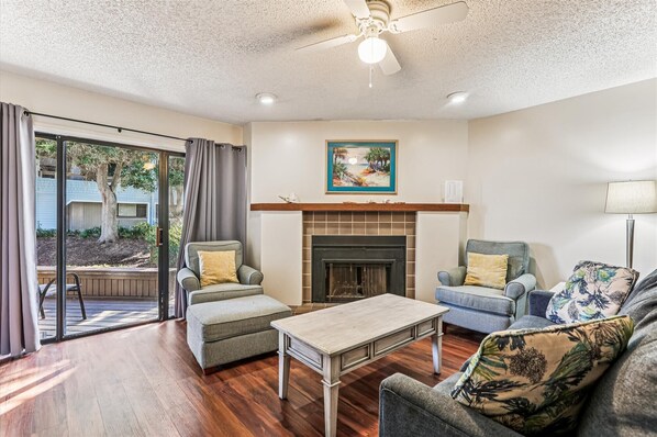 公寓客房, 多張床, 熱水浴缸, 海景 | 客廳 | 壁爐